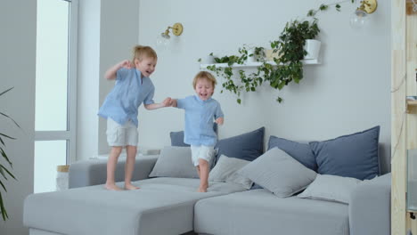 Zwei-Kleine-Jungen-Springen-Auf-Die-Couch-Und-Haben-Spaß.-Freude,-Lachen-Und-Spaß-Zu-Hause